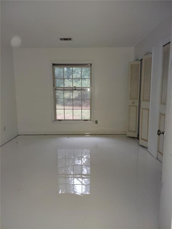 full bathroom with tiled shower / bath, vanity, and toilet