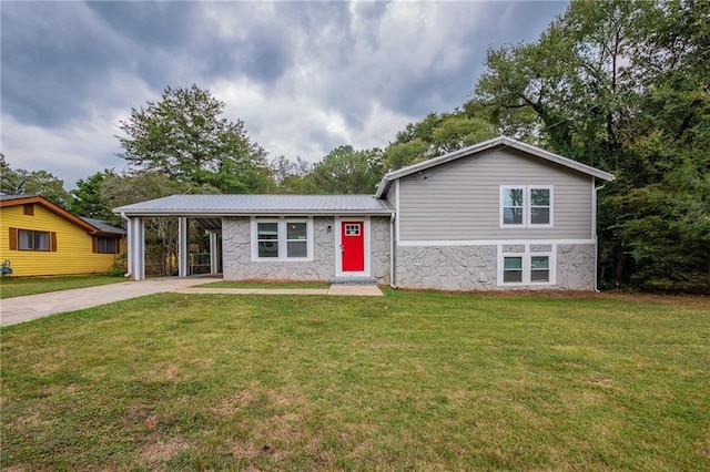 view of front of home featuring a front yard and a carport