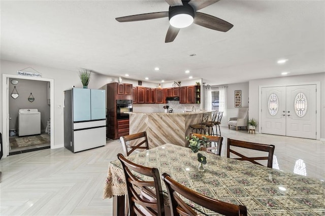 dining space with ceiling fan, baseboards, recessed lighting, and washer / clothes dryer