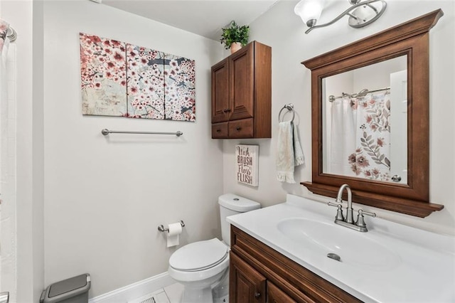bathroom featuring a shower with curtain, baseboards, vanity, and toilet