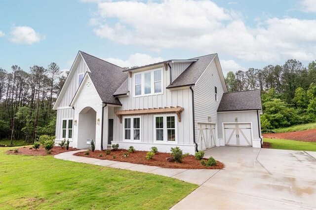 view of front facade featuring a front lawn