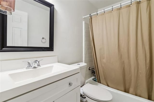 574 Horseshoe Cir SW, Lilburn, GA 30047 - bathroom with vanity, toilet, and shower / bath combo