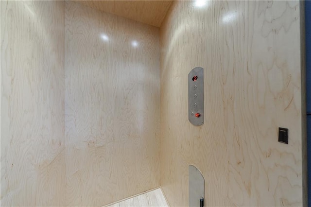 room details with elevator