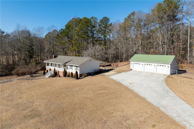 view of front of house with covered porch and a front lawn