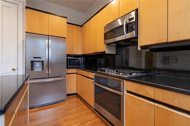 kitchen with stainless steel appliances, crown molding, light wood-type flooring, and decorative backsplash