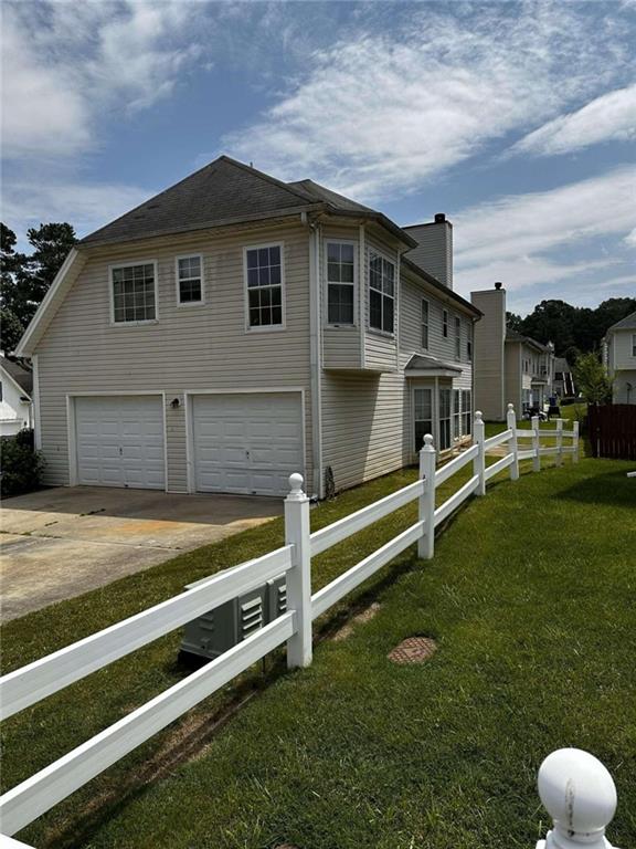 view of front facade featuring a garage and a front lawn