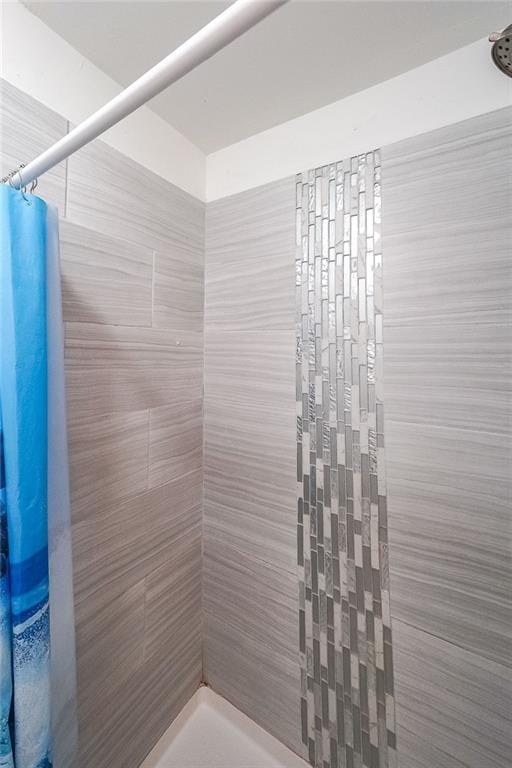 full bath with tiled shower