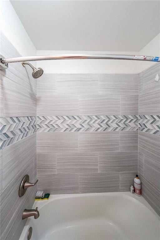 full bath with shower / bathtub combination