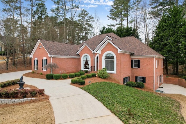 view of front of house with a front lawn