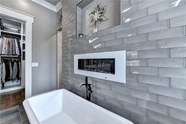 bathroom featuring a washtub and sink