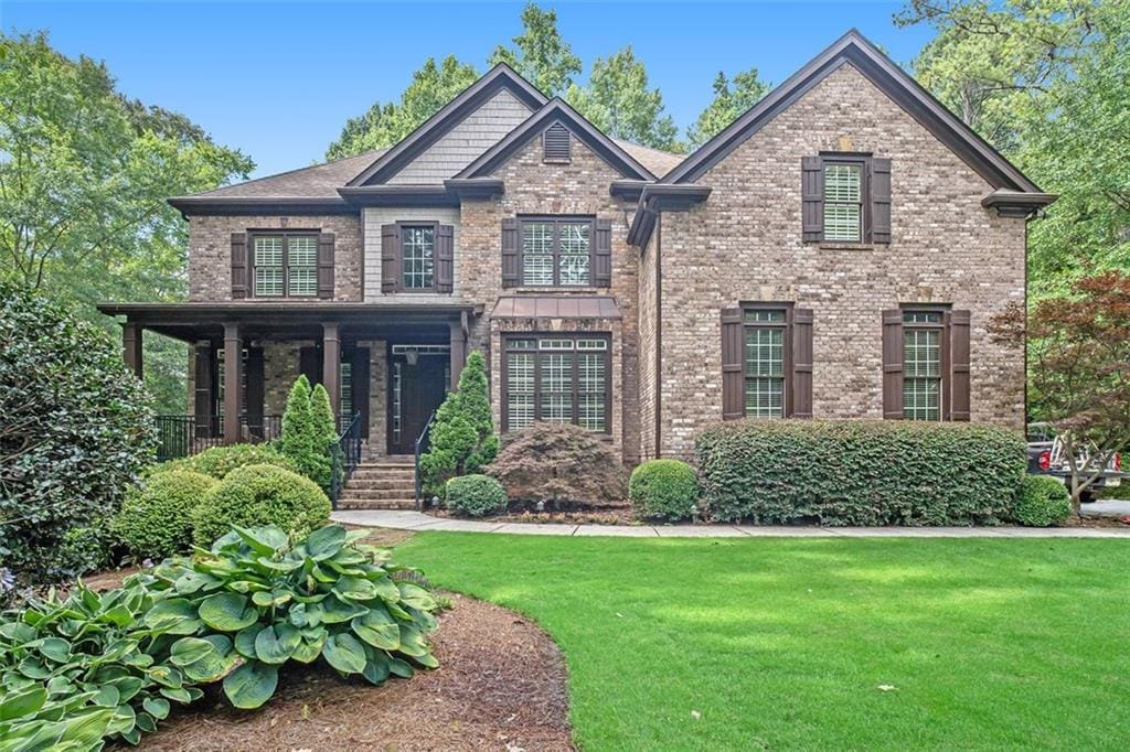 view of front of home featuring a front lawn