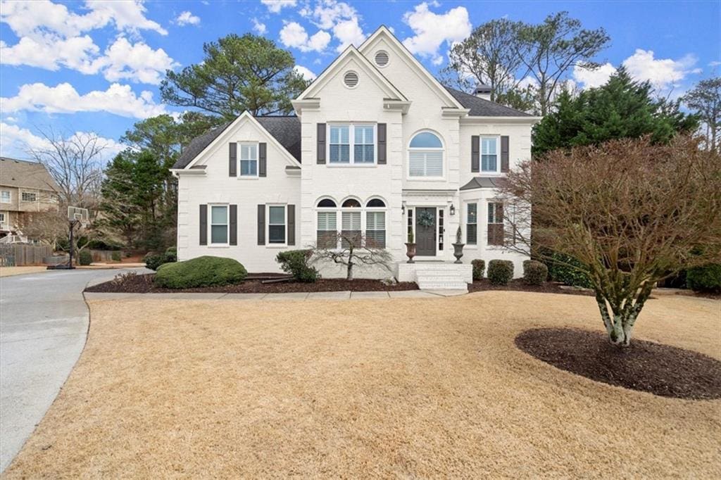 view of front of property featuring a front lawn