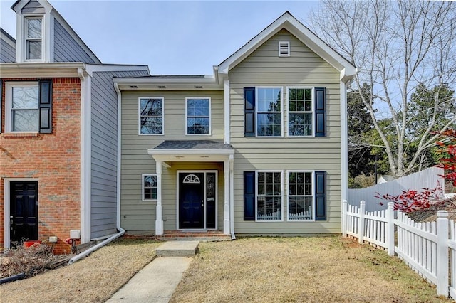 view of front of property featuring a front yard