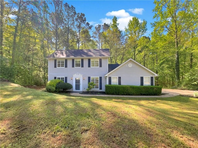 colonial inspired home featuring a front yard