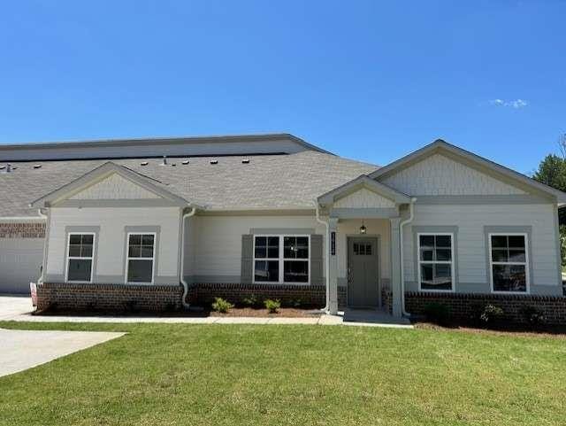 view of front of home featuring a front yard and a garage