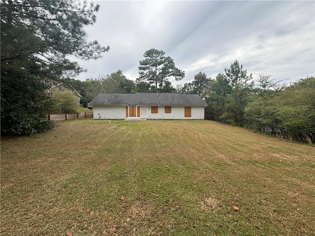 view of front of home featuring a front yard and fence