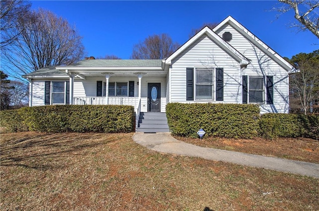 view of front of home featuring a front yard