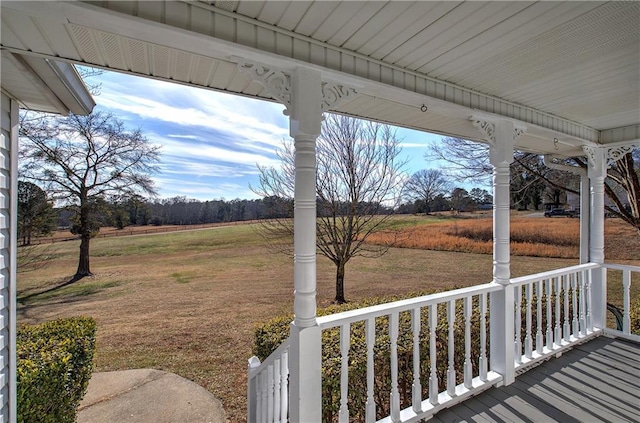 view of yard featuring a rural view