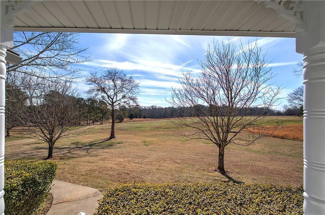 view of yard featuring a rural view