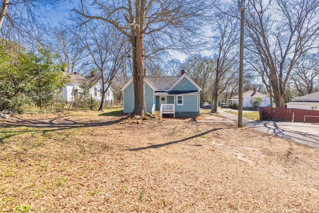 view of yard with fence, a residential view, and covered porch
