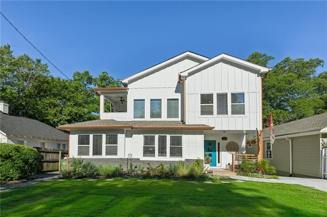 view of front facade with a front lawn and ceiling fan