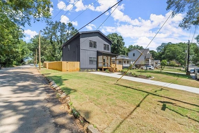 view of front facade featuring a front yard