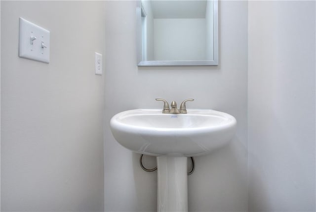 bathroom featuring sink