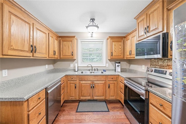 253 Grindstone Creek Dr, Clarkesville, GA 30523 - kitchen featuring stainless steel appliances, a sink, and light wood-type flooring
