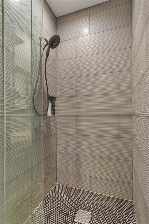 room details featuring tiled shower