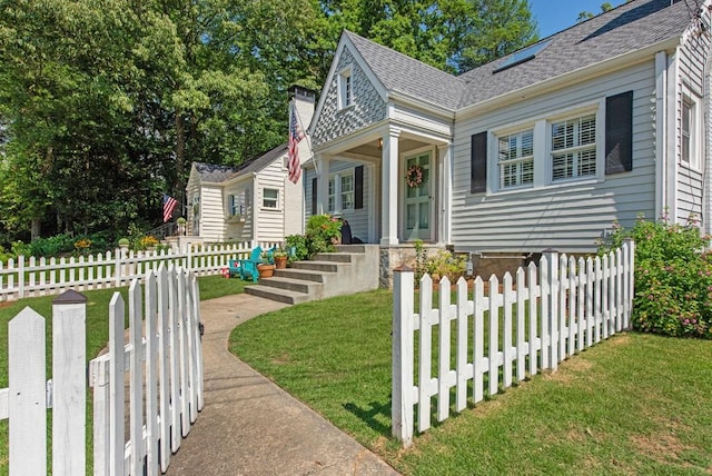 view of front of home featuring a front lawn