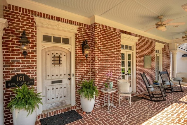 property entrance featuring ceiling fan