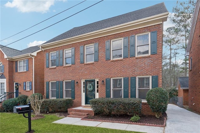 view of front of property featuring a front yard