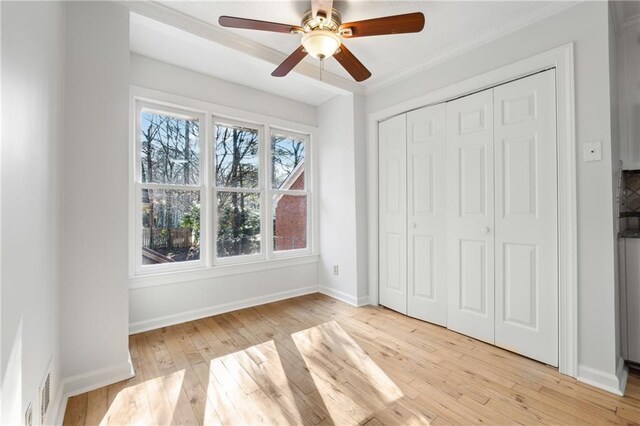 laundry room with ceiling fan, washing machine and clothes dryer, and light wood-type flooring