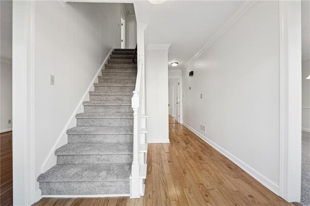 carpeted spare room featuring crown molding and a notable chandelier