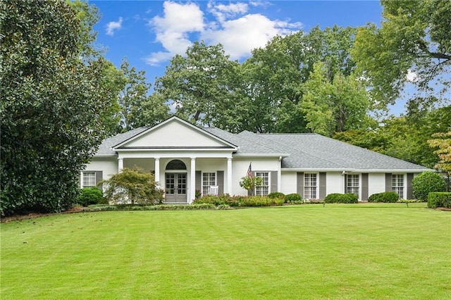 view of front of house featuring a front lawn