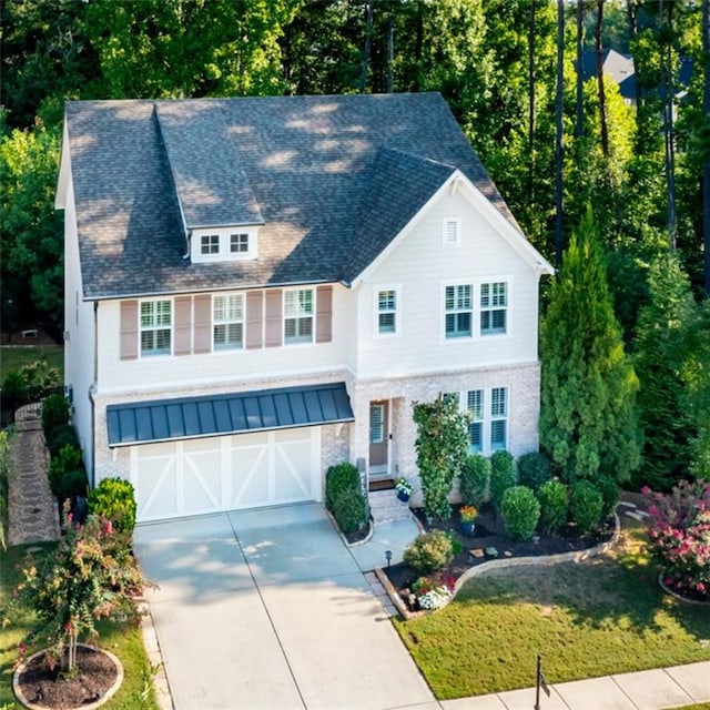 view of front facade featuring a garage and a front yard