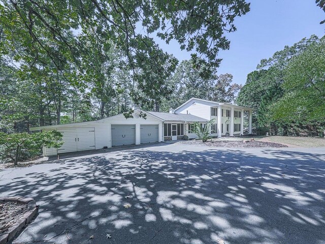 view of front facade featuring a garage