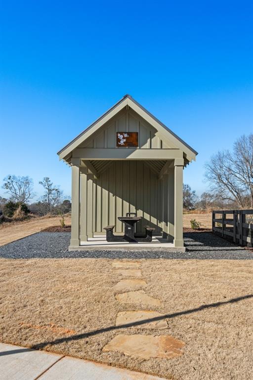 view of outbuilding