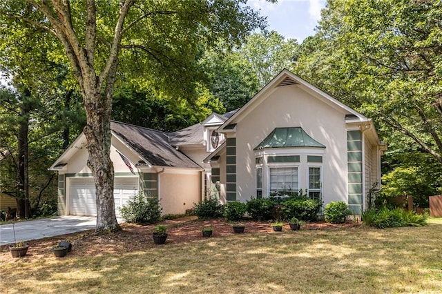 view of front facade featuring a garage and a front lawn