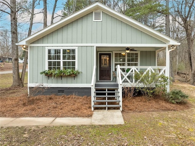 view of front of property with ceiling fan and covered porch