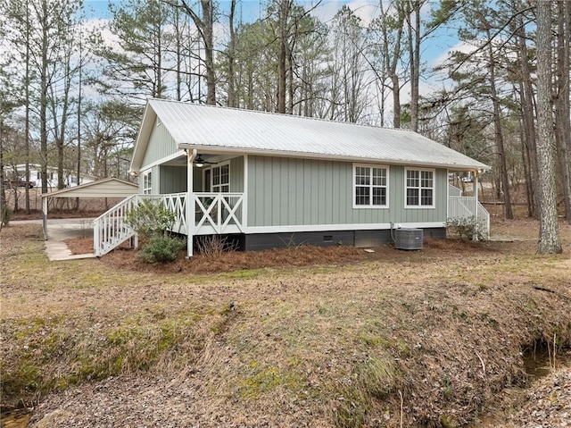 view of front of home featuring a carport, a front yard, cooling unit, and ceiling fan