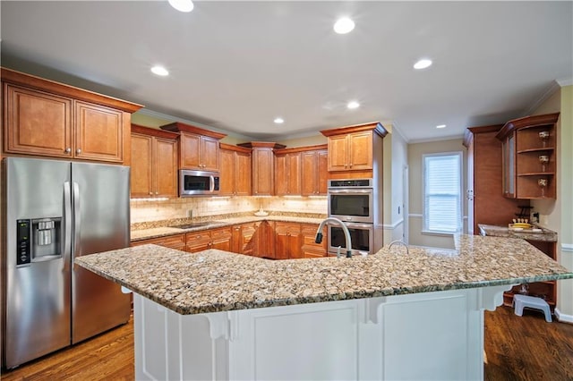385 Guildhall Grv, Johns Creek, GA 30022 - kitchen with stainless steel appliances, crown molding, a kitchen bar, dark wood finished floors, and recessed lighting