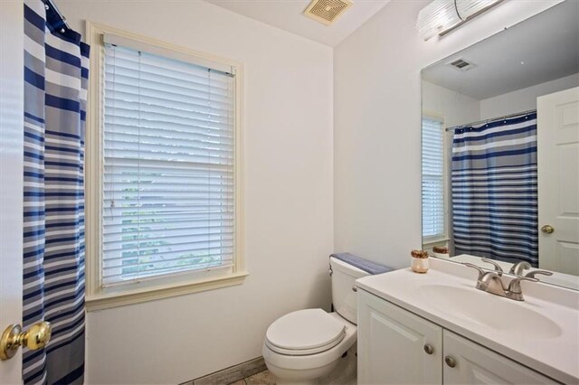 385 Guildhall Grv, Johns Creek, GA 30022 - full bathroom featuring plenty of natural light, vanity, toilet, and baseboards