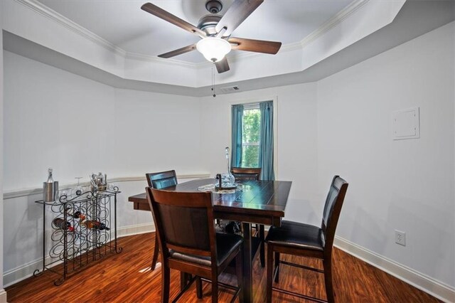 385 Guildhall Grv, Johns Creek, GA 30022 - dining room with a raised ceiling, ceiling fan, wood finished floors, ornamental molding, and baseboards