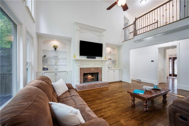 385 Guildhall Grv, Johns Creek, GA 30022 - living area with built in features, a high ceiling, healthy amount of natural light, and a ceiling fan