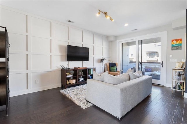 living room featuring recessed lighting, visible vents, baseboards, and dark wood finished floors
