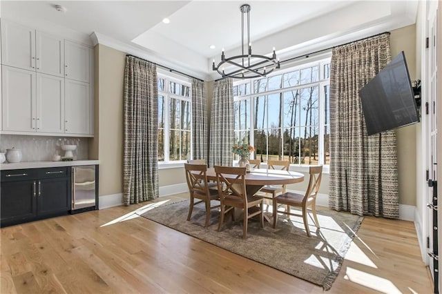 dining space featuring an inviting chandelier, light wood-style flooring, baseboards, and recessed lighting