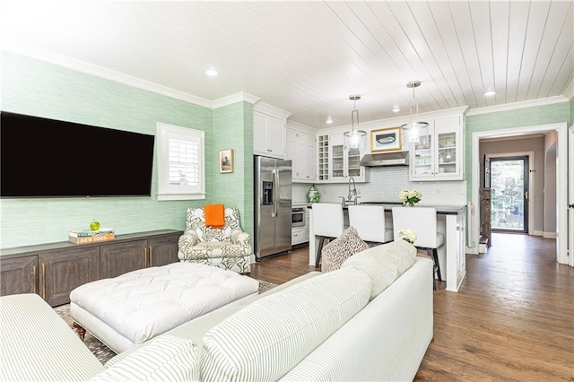 living area featuring crown molding, recessed lighting, dark wood finished floors, and baseboards