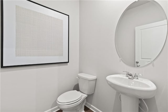 bathroom featuring toilet and sink