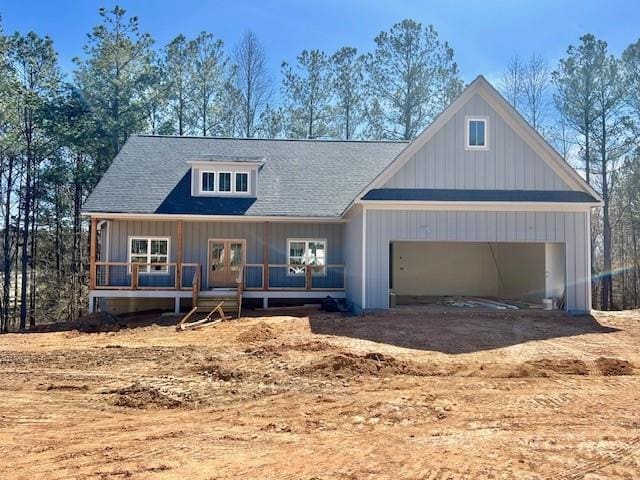 view of front facade with a garage and driveway